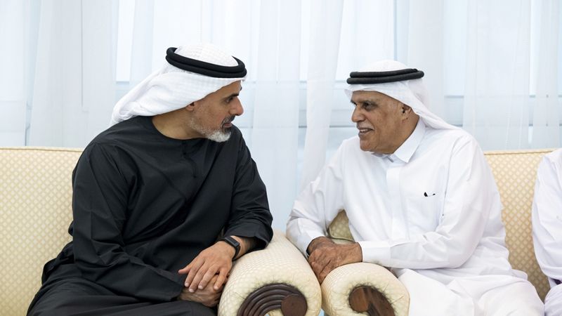 الامارات | ولي عهد أبوظبي يقدّم واجب العزاء في وفاة محمد إبراهيم عبيدالله