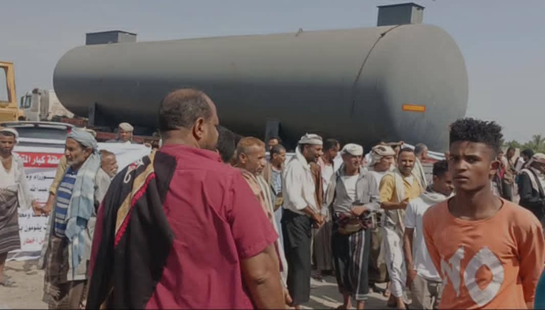 تعز.. أهالي قرية "الميهال" يحتجون على إنشاء محطة غاز قرب مساكنهم ويطالبون بإبعادها