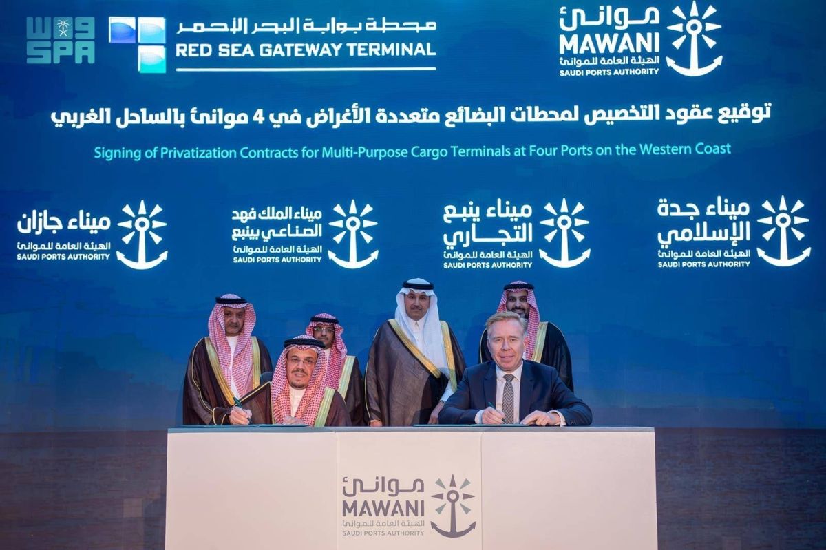 وزير النقل يشهد توقيع عقود تخصيص محطات البضائع متعددة الأغراض