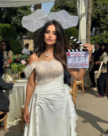 زينة عروس بفستان الزفاف.. فما القصة؟