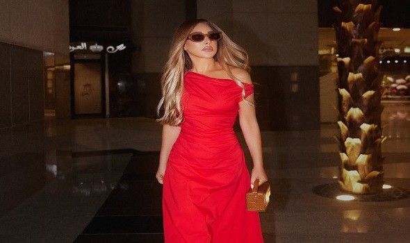 الأحمر المرجاني اللون الأنسب لجميع ألوان البشرة في صيف 2025