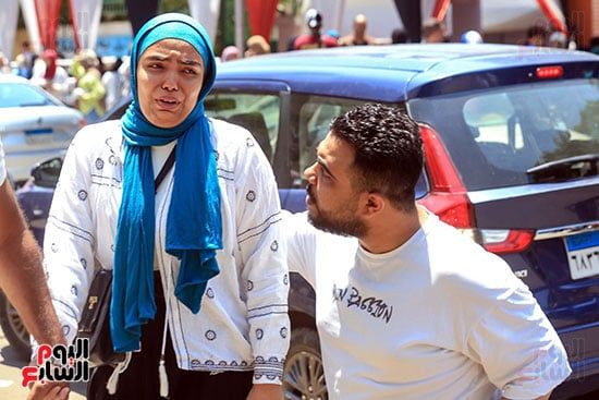 طلاب الثانوية العامة فى الجيزة عن امتحان الفيزياء: الأسئلة الاختيارية صعبة وتحتاج وقت