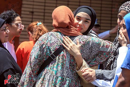 طلاب الثانوية العامة فى الجيزة عن امتحان الفيزياء: الأسئلة الاختيارية صعبة وتحتاج وقت