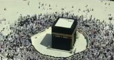 بكسوتها الجديدة.. شاهد طواف المعتمرين حول الكعبة أول أيام العام الهجرى