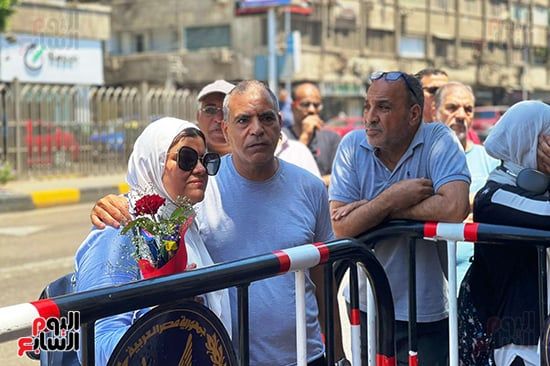 أولياء الأمور فى الجيزة ينتظرون أبناءهم أمام لجان الثانوية العامة بالورود.. صور