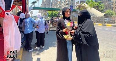 أولياء الأمور فى الجيزة ينتظرون أبناءهم أمام لجان الثانوية العامة بالورود.. صور