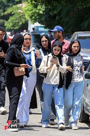 طلاب الثانوية العامة فى الجيزة عن امتحان الفيزياء: الأسئلة الاختيارية صعبة وتحتاج وقت