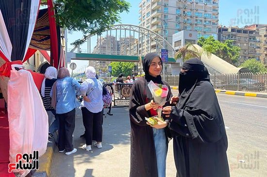 أولياء الأمور فى الجيزة ينتظرون أبناءهم أمام لجان الثانوية العامة بالورود.. صور