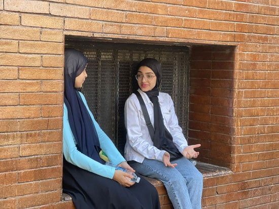 توافد طلاب الثانوية العامة على اللجان لأداء امتحانى الفيزياء والتاريخ