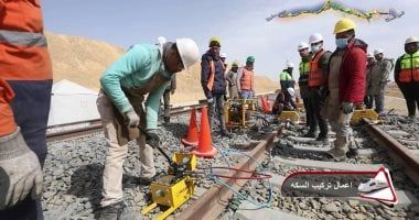شاهد أحدث أعمال تركيب القضبان وتشطيبات المحطات بالخط الأول للقطار السريع