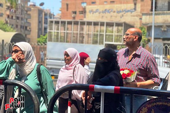 أولياء الأمور فى الجيزة ينتظرون أبناءهم أمام لجان الثانوية العامة بالورود.. صور