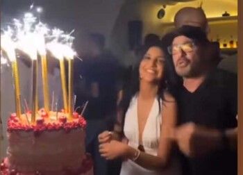 بعد طلاقه .. صور لأحمد السقا مع فتاة حسناء وجدل كبير