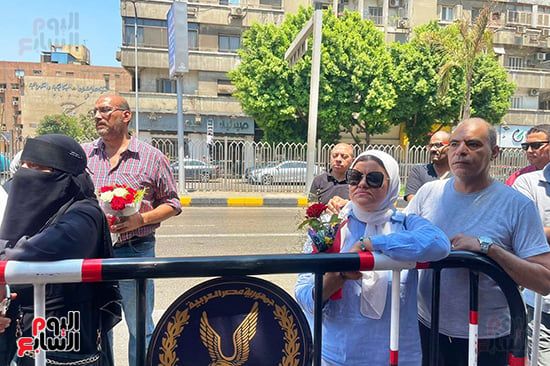 أولياء الأمور فى الجيزة ينتظرون أبناءهم أمام لجان الثانوية العامة بالورود.. صور