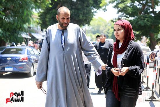 طلاب الثانوية العامة فى الجيزة عن امتحان الفيزياء: الأسئلة الاختيارية صعبة وتحتاج وقت