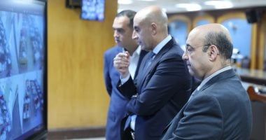 وزير التعليم يتابع لجان الثانوية بكاميرات المراقبة داخل غرفة العمليات.. صور