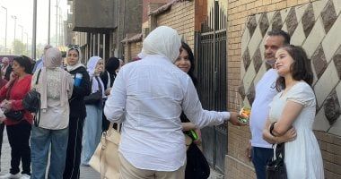 سيدة توزع عصائر على طلاب الثانوية العامة أمام لجان الامتحانات فى الجيزة.. صور