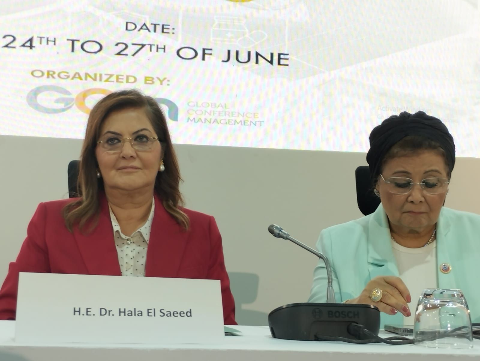 مستشار الرئيس للتنمية الاقتصادية: يجب إعادة النظر فى المقابل المادى للأطباء.. صور