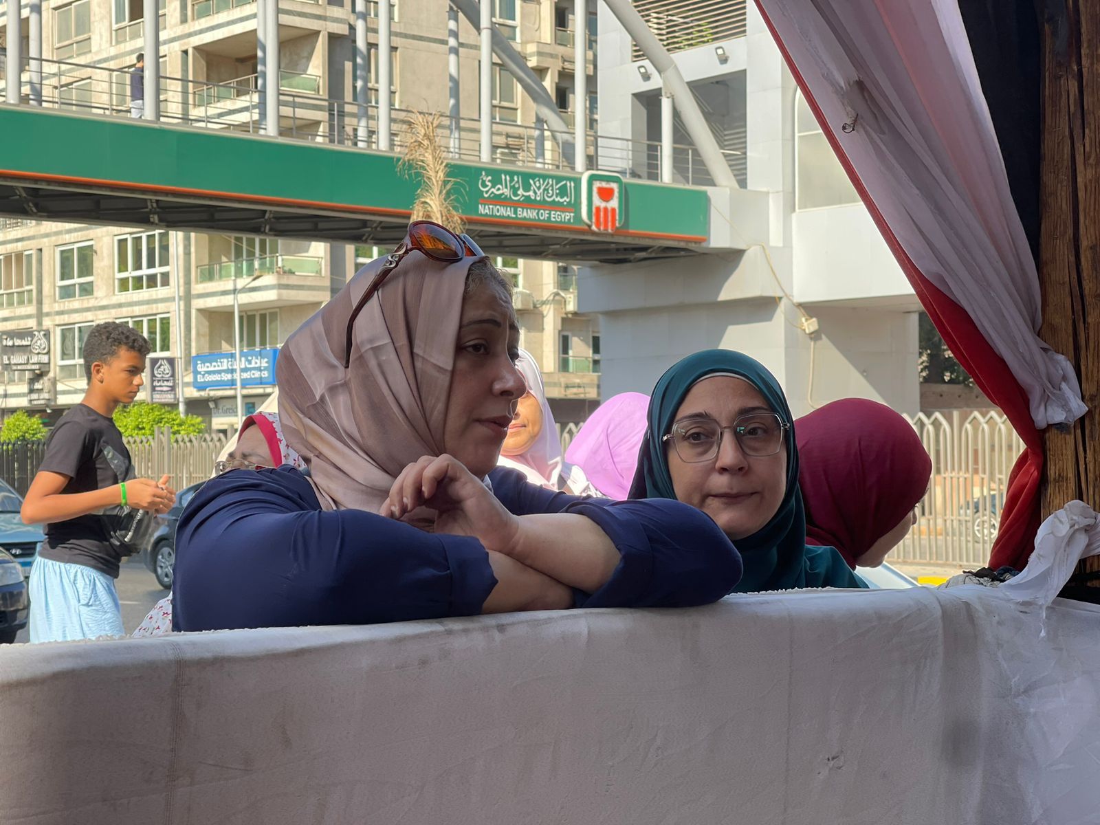 دخول طلاب الثانوية العامة بالجيزة اللجان لأداء امتحان الفيزياء والتاريخ