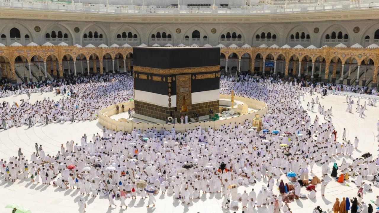 تغيير كسوة الكعبة المشرفة.. فيديو