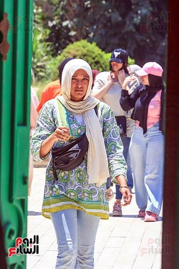 طلاب الثانوية العامة فى الجيزة عن امتحان الفيزياء: الأسئلة الاختيارية صعبة وتحتاج وقت