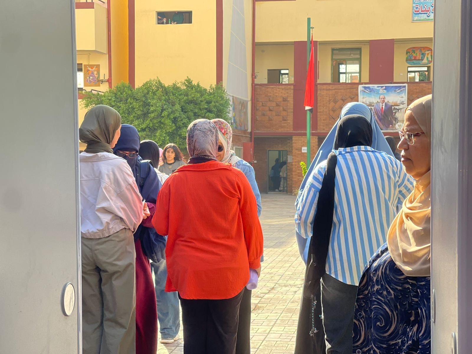 تفتيش دقيق لطلاب الثانوية العامة قبل دخول لجان الفيزياء والتاريخ.. صور