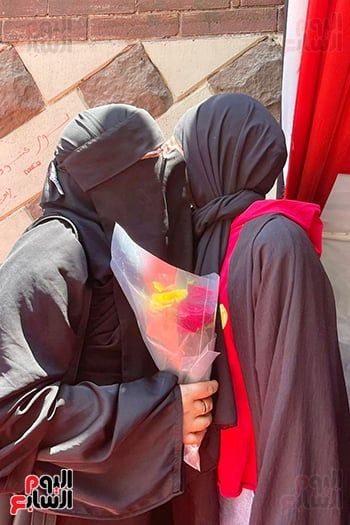 أولياء الأمور فى الجيزة ينتظرون أبناءهم أمام لجان الثانوية العامة بالورود.. صور