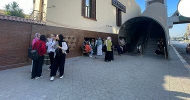 توافد طلاب الثانوية العامة على اللجان لأداء امتحانى الفيزياء والتاريخ