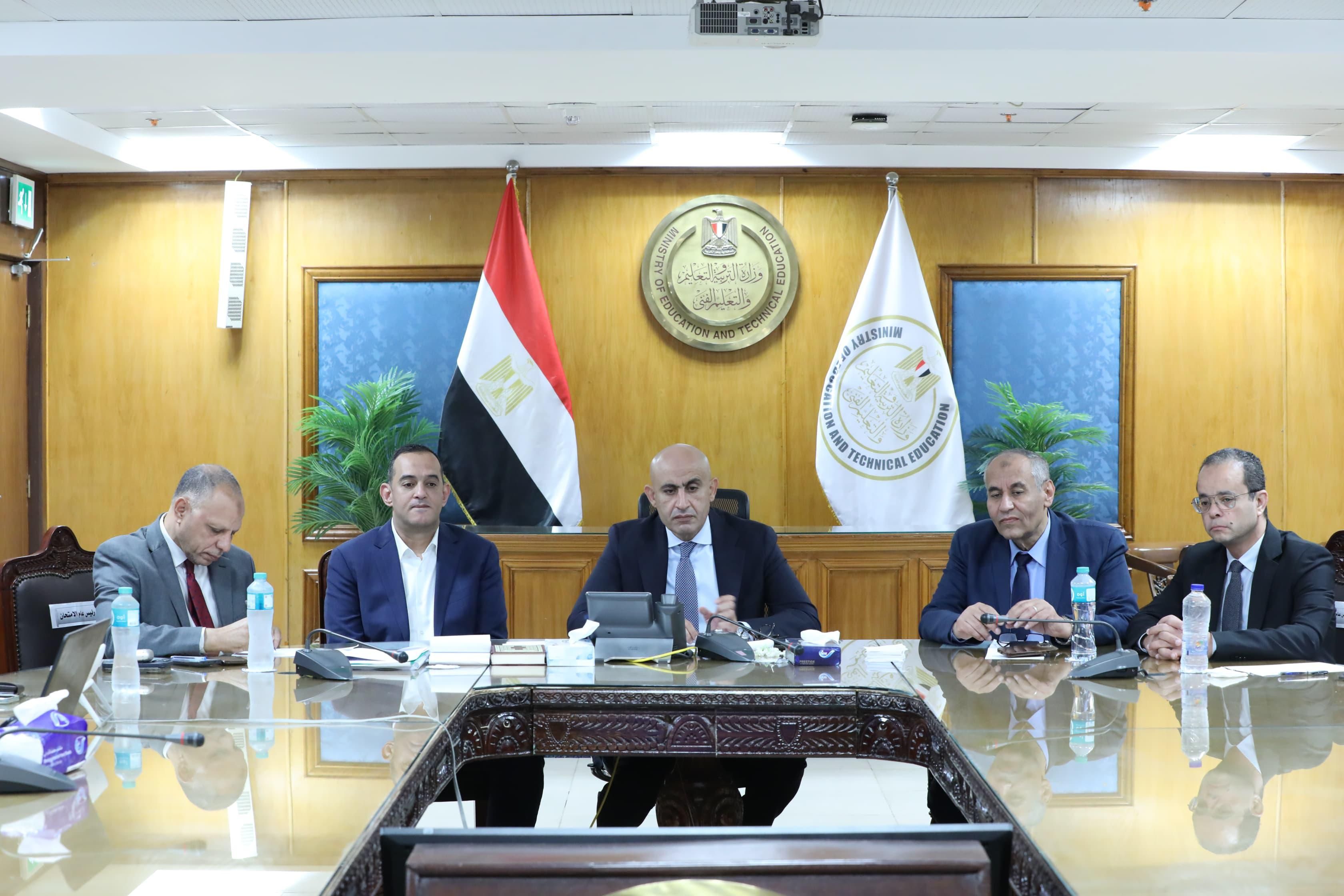 وزير التعليم يتابع لجان الثانوية بكاميرات المراقبة داخل غرفة العمليات.. صور