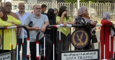 دعوات الأمهات ترافق طلاب الثانوية العامة أمام لجان امتحان الفيزياء والتاريخ بالجيزة