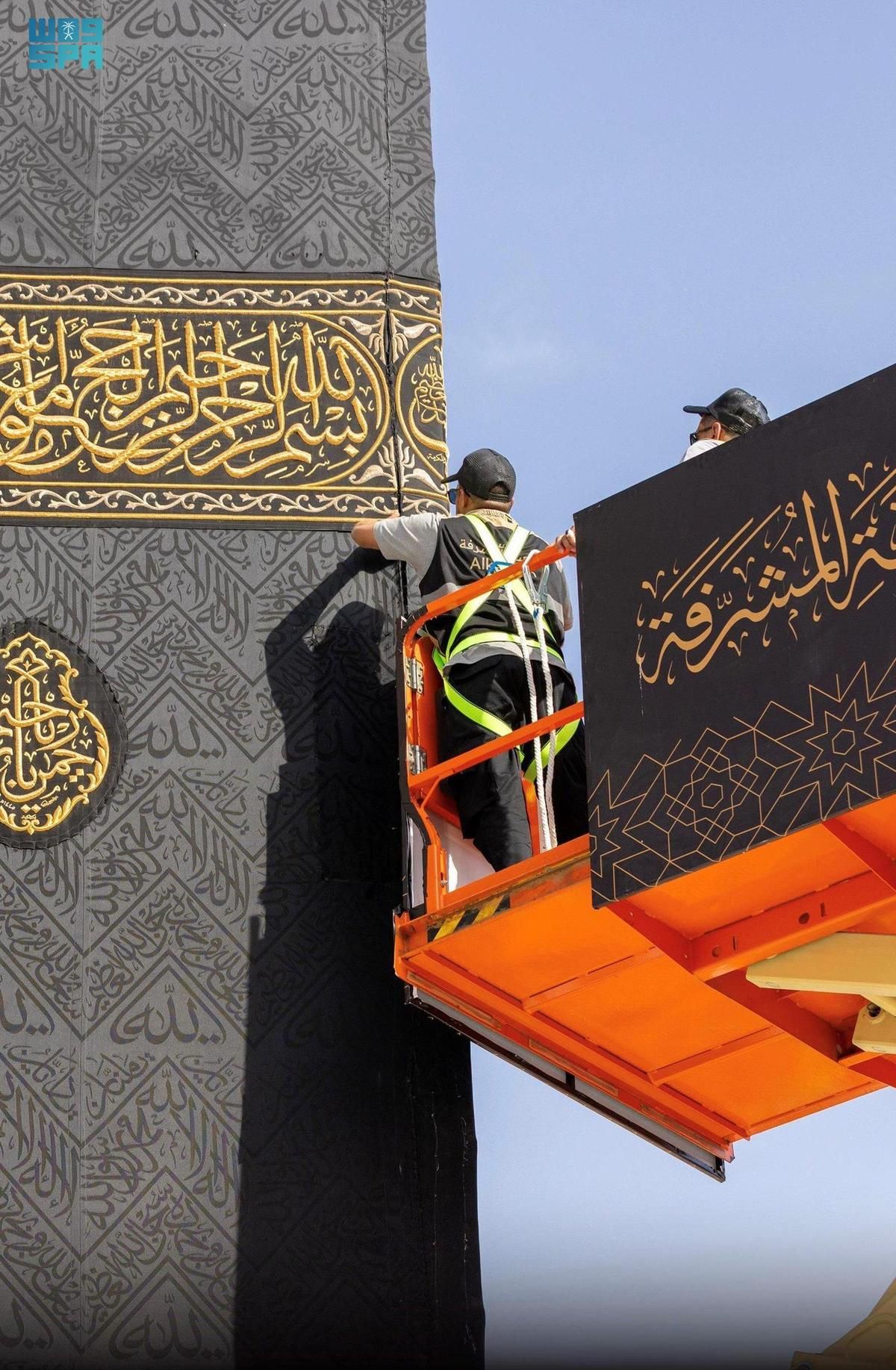 بدء مراسم تغيير كسوة الكعبة المشرفة (صور)
