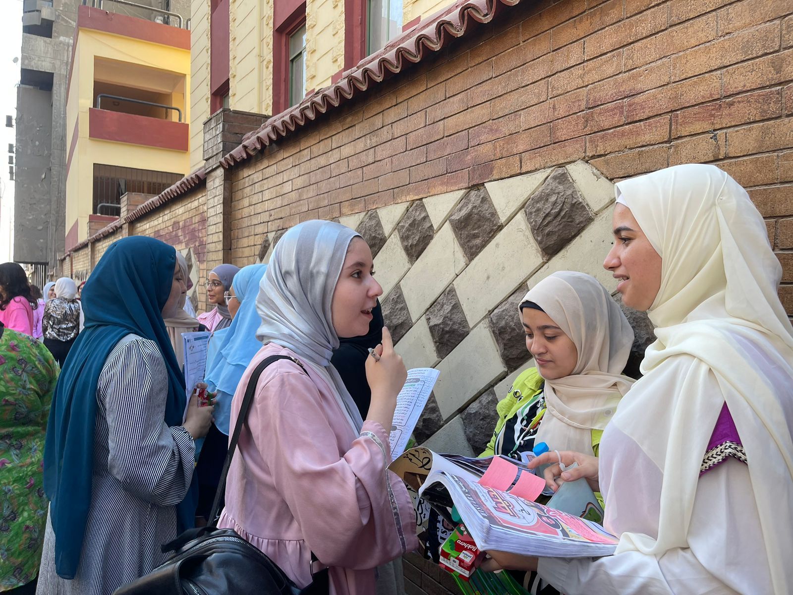 تفتيش دقيق لطلاب الثانوية العامة قبل دخول لجان الفيزياء والتاريخ.. صور