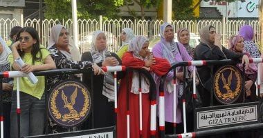 دخول طلاب الثانوية العامة بالجيزة اللجان لأداء امتحان الفيزياء والتاريخ