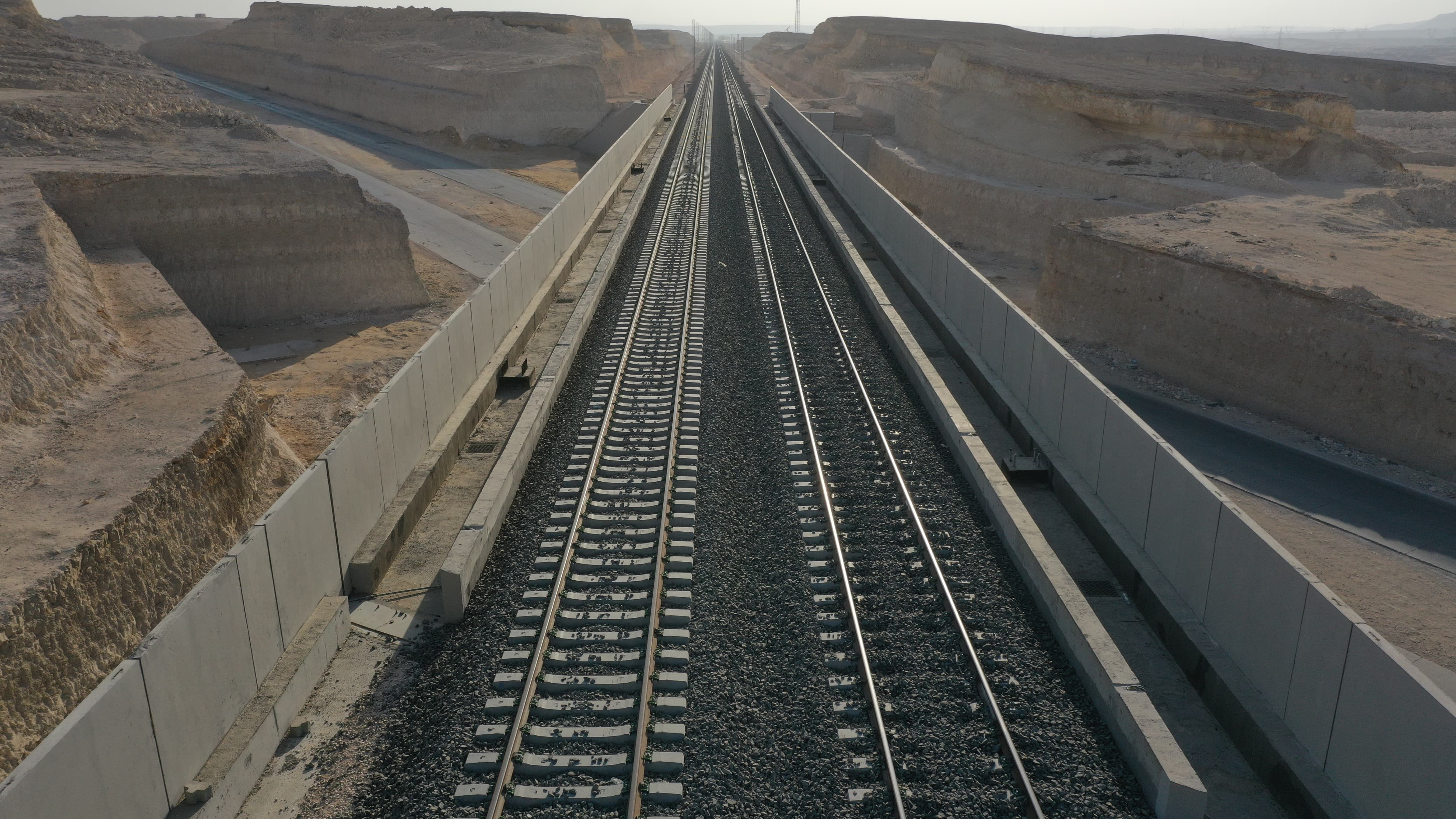 شاهد أحدث أعمال تركيب القضبان وتشطيبات المحطات بالخط الأول للقطار السريع