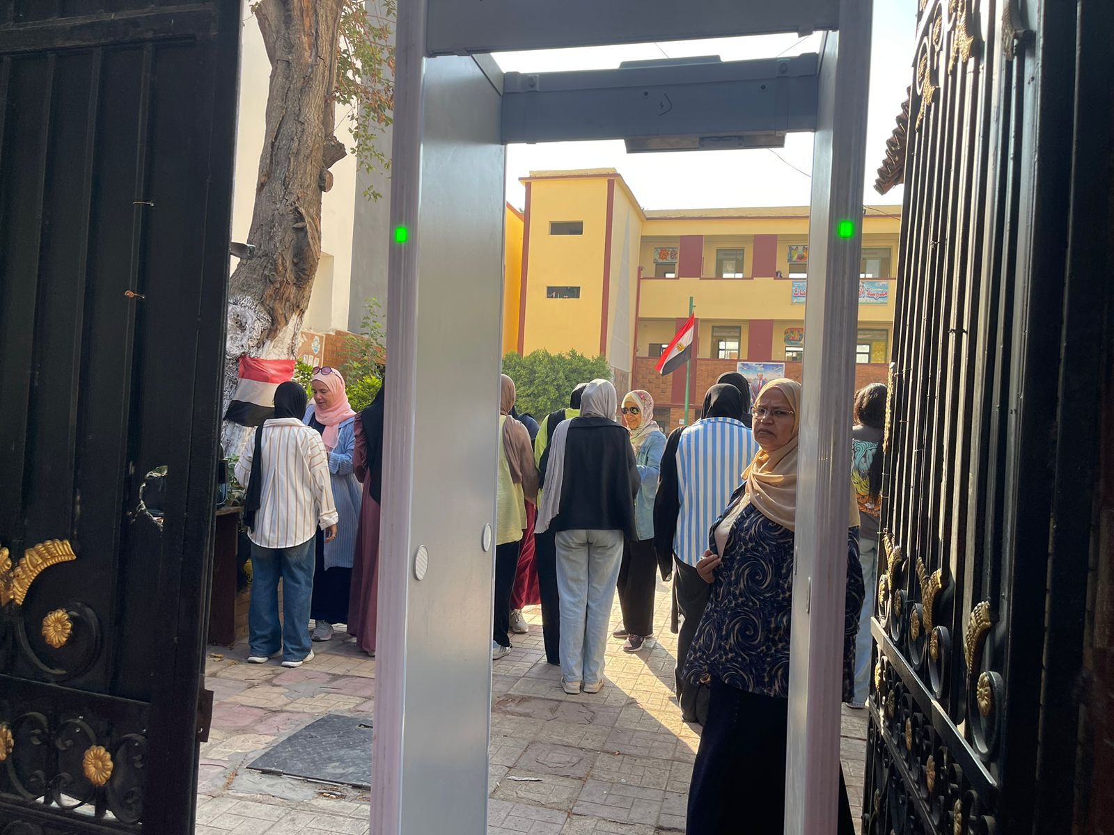 تفتيش دقيق لطلاب الثانوية العامة قبل دخول لجان الفيزياء والتاريخ.. صور