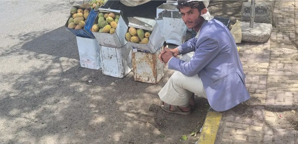 شاهدوا ما فعلت به المليشيات اليوم...هل تذكرون "بائع البلس" الذي تعرض للسخرية من قبل ممثل حوثي؟