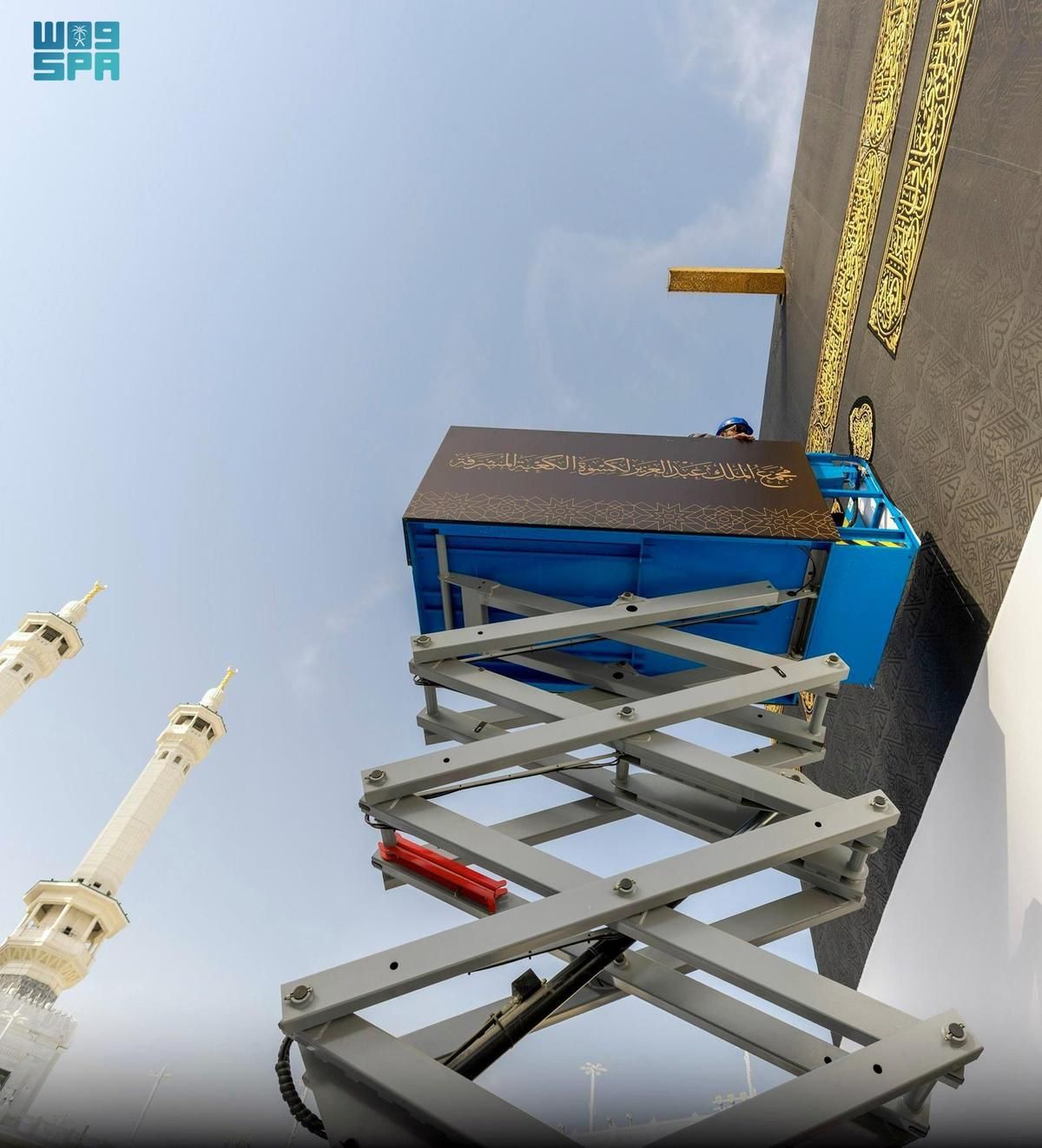 بدء مراسم تغيير كسوة الكعبة المشرفة (صور)