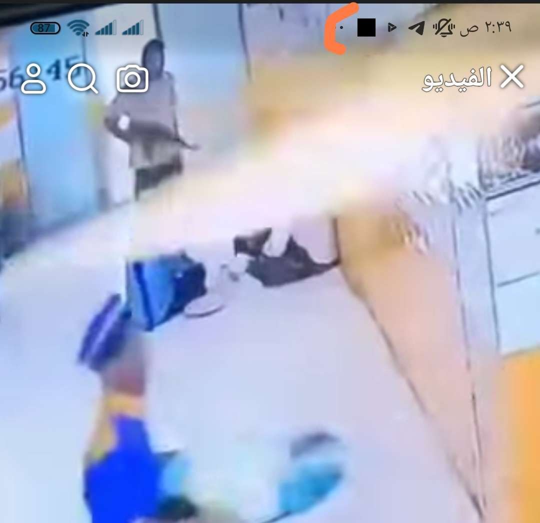 جريمة مروعة.. مسلح يقف امام شخص وهو يتغذاء بمطعم ويقتله بدم بارد في الضالع(صورة)