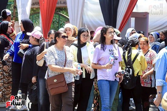 طلاب الثانوية العامة فى الجيزة عن امتحان الفيزياء: الأسئلة الاختيارية صعبة وتحتاج وقت