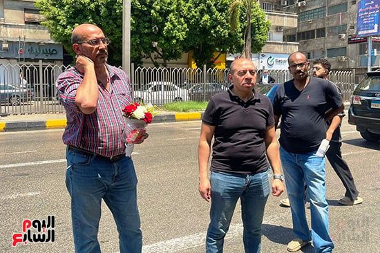 أولياء الأمور فى الجيزة ينتظرون أبناءهم أمام لجان الثانوية العامة بالورود.. صور