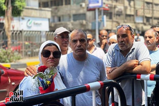 أولياء الأمور فى الجيزة ينتظرون أبناءهم أمام لجان الثانوية العامة بالورود.. صور