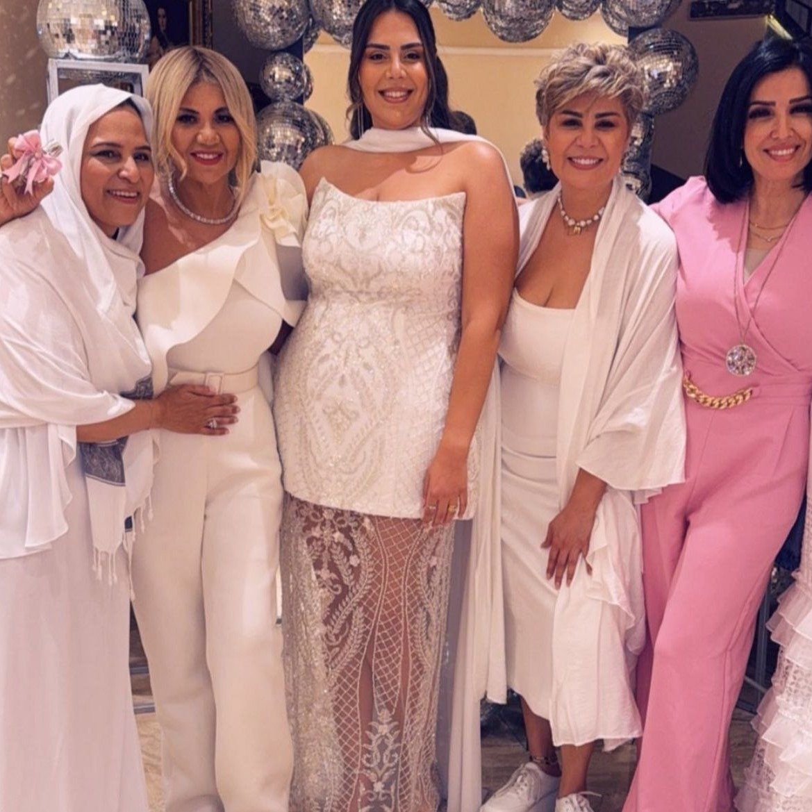 مفيدة شيحة تحتفل بحنة ابنتها منة الله استعدادا لزفافها.. صور