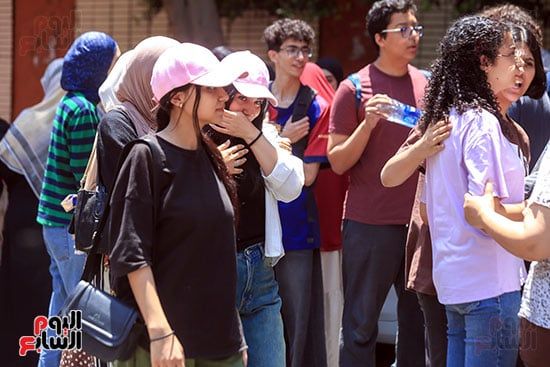 طلاب الثانوية العامة فى الجيزة عن امتحان الفيزياء: الأسئلة الاختيارية صعبة وتحتاج وقت