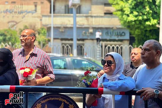 أولياء الأمور فى الجيزة ينتظرون أبناءهم أمام لجان الثانوية العامة بالورود.. صور