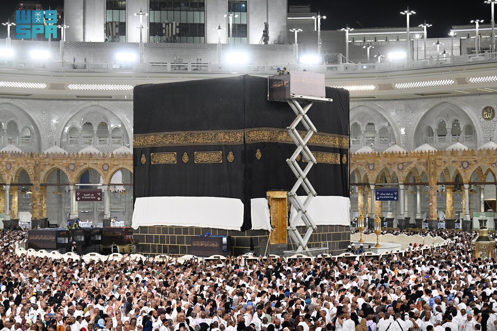 الامارات | مع مطلع العام الهجري.. استبدال كسوة الكعبة المشرفة