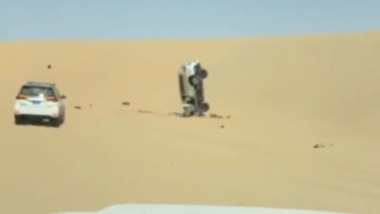 حادث غريب لسيارة في الصحراء يثير الجدل على منصات التواصل ..فيديو