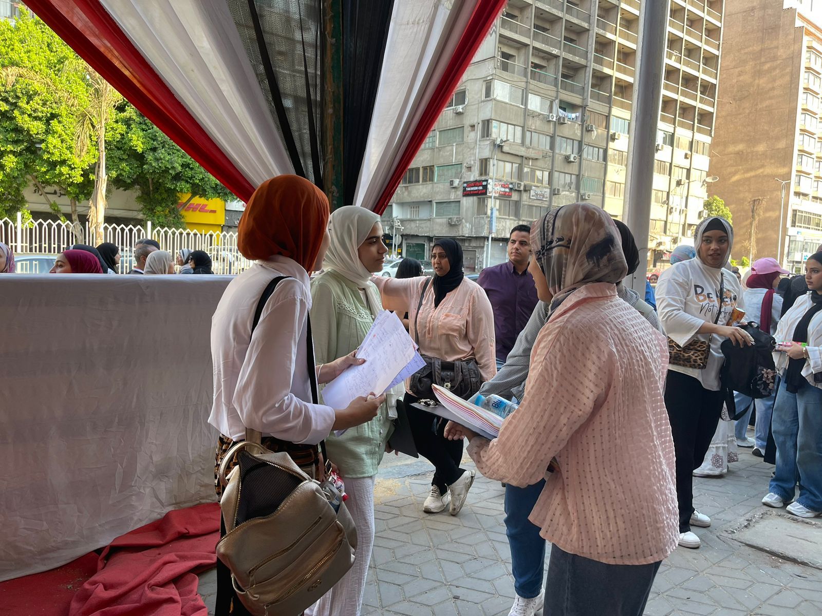 تفتيش دقيق لطلاب الثانوية العامة قبل دخول لجان الفيزياء والتاريخ.. صور