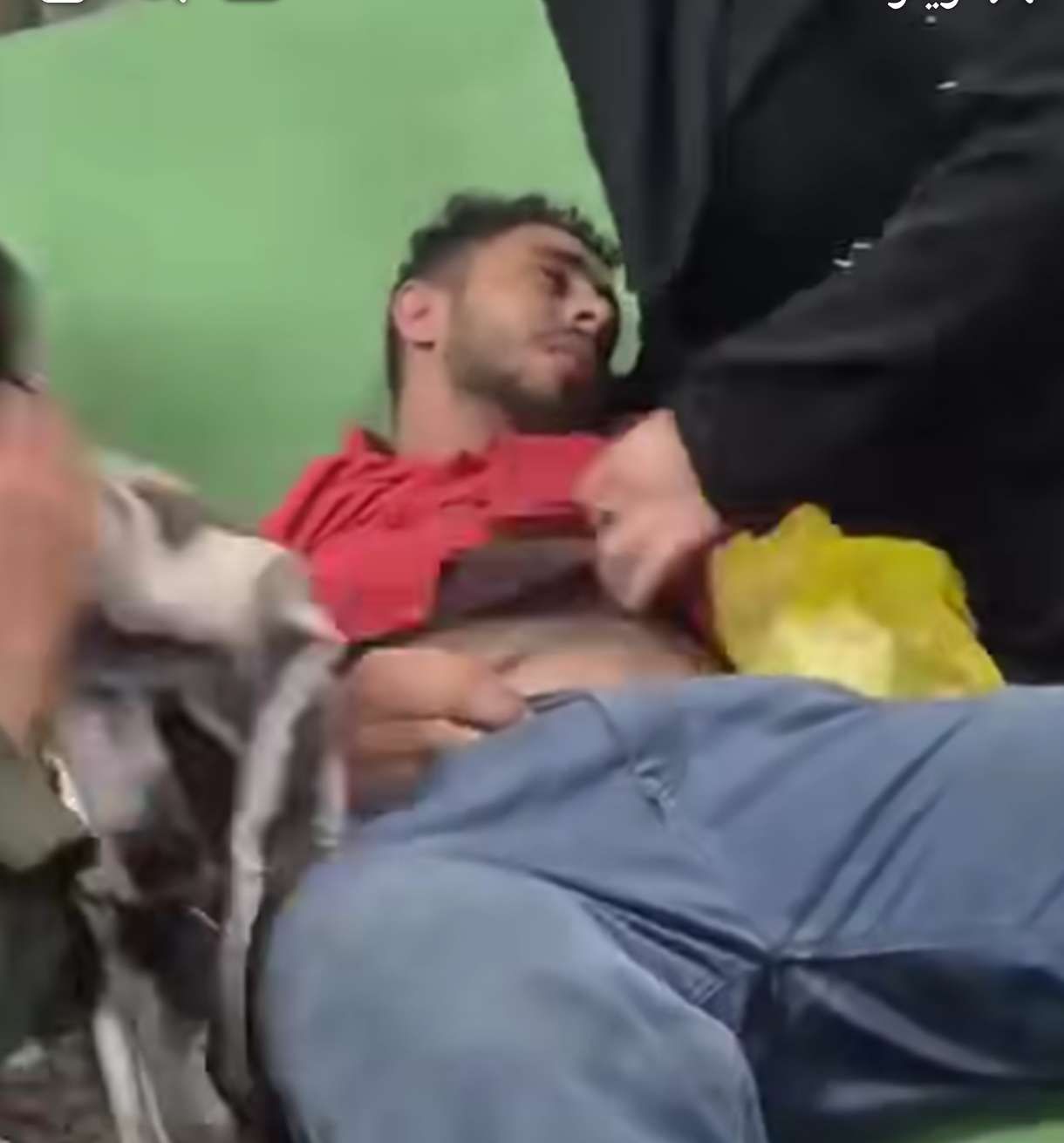 طبيب انتزعت الرحمة من قلبه يهين امراة كانت تتوسل اليه لاعطاء نجلها الذي بحالة حرجة حقنة الا انه يرفض و يهينها