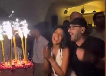 بعد طلاقه .. صور لأحمد السقا مع فتاة حسناء وجدل كبير