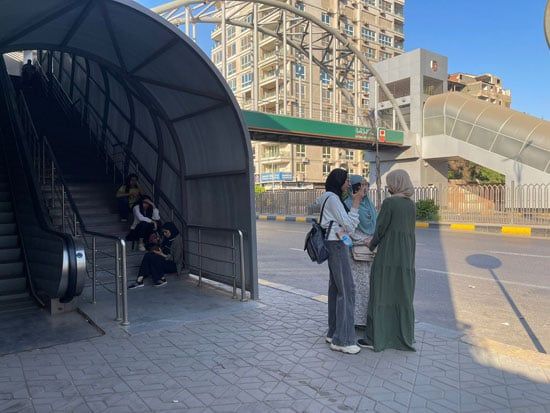 توافد طلاب الثانوية العامة على اللجان لأداء امتحانى الفيزياء والتاريخ