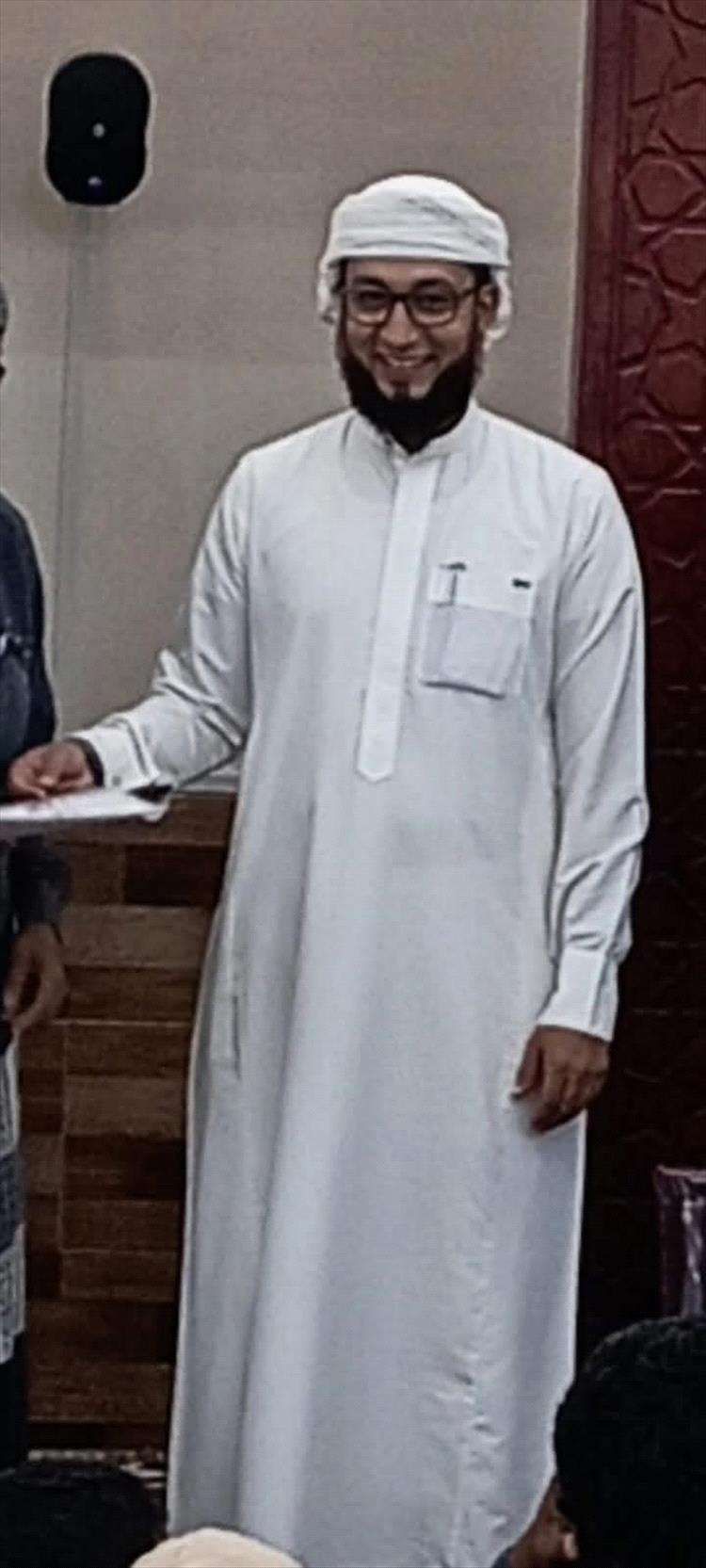 مذيع بقناة اماراتية:اسرائيل لم تفعل مثل ماحدث من اقتحام مسجد بعدن واطلاق نار على الامام وارى نهايتكم قد قربت